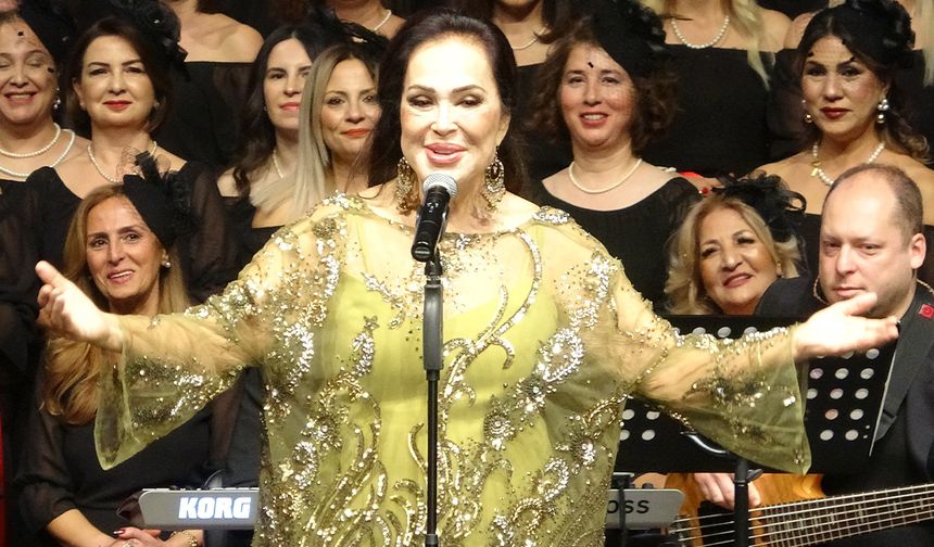 Türkan Şoray, ‘İyilik Korosu’ ile Mersin’de sanatseverlerle buluştu