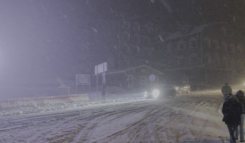 Uludağ’da yoğun kar var...Ekipler yolların kapanmaması için aralıksız çalışıyor