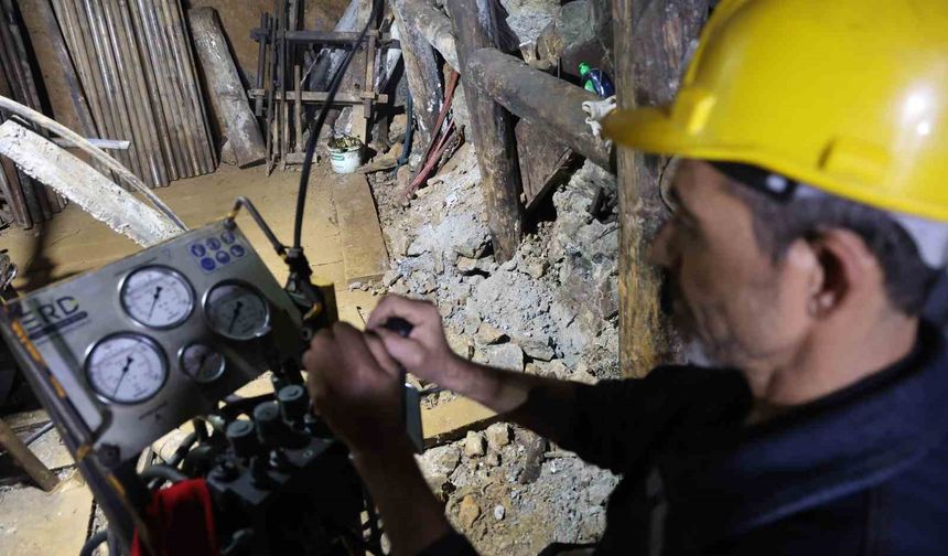 Yerin 700 metre altında zorlu mücadele