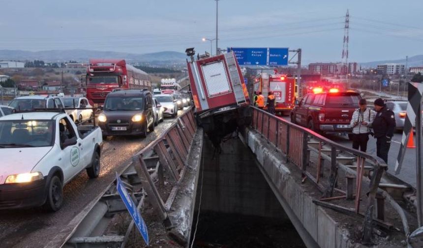Yüksek gerilim tellerine ramak kala, itfaiye aracı köprü arasında sıkıştı: 3 personel yaralı