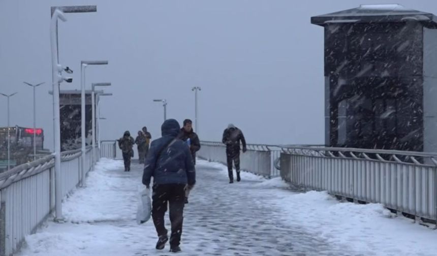Beylikdüzü metrobüst üst geçidi karla kaplandı