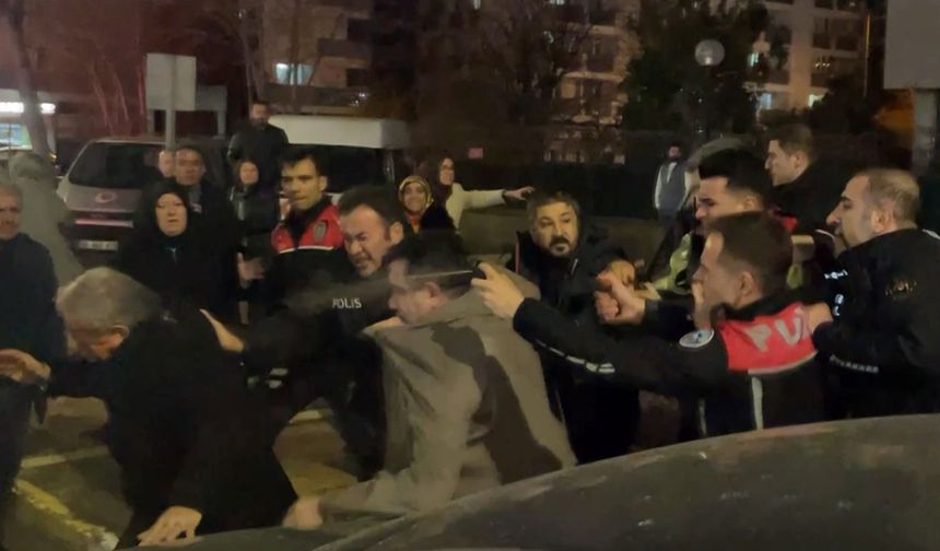 Cinayet davası sonrası adliye önü karıştı, polis müdahale etti: 4 yaralı, 12 gözaltı