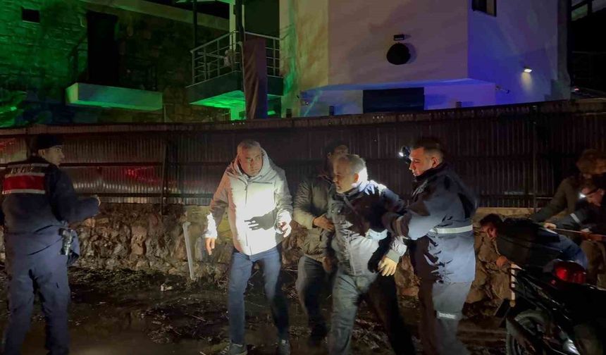 Datça’da sele kapılan sürücü, çalıya tutunarak hayatta kaldı