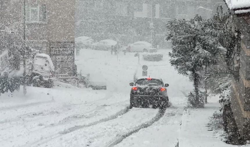 İstanbul’da kar yağışı, araçlar güçlükle ilerlerlerken halk tadını çıkarıyor