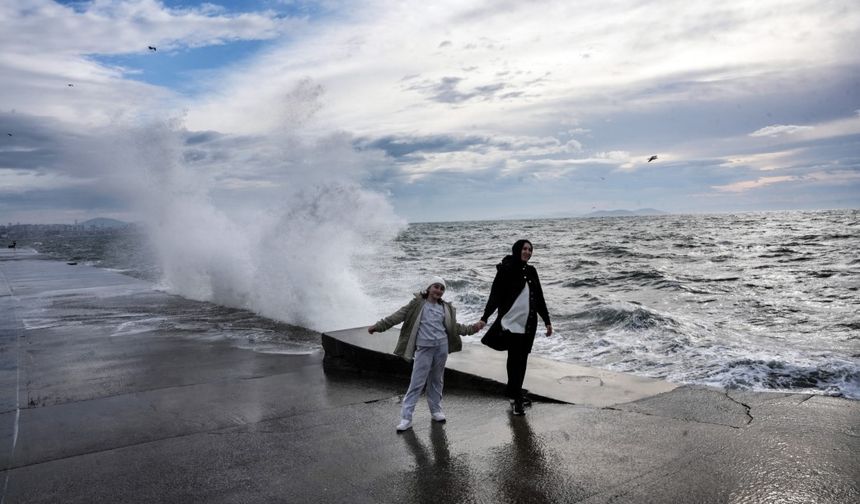 İstanbul'da lodos etkili oldu, dev dalgalar sahili kapladı