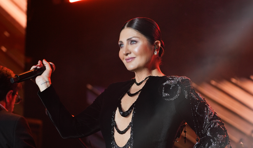 SİBEL CAN, ZARAFETİYLE GÖZ KAMAŞTIRDI!