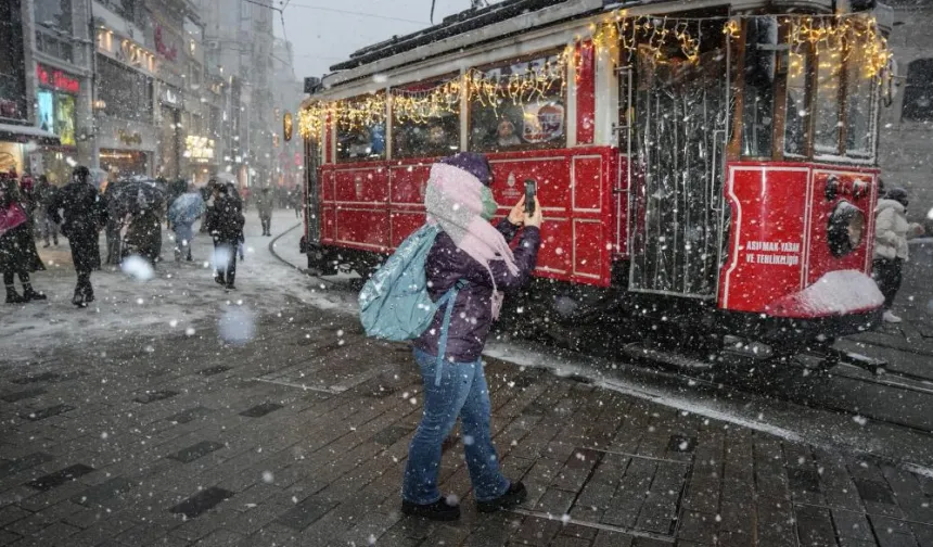 Taksim’de kar yağışı aralıklarla etkisini gösteriyor