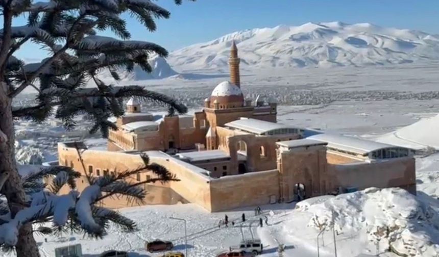 Tarihi İshak Paşa Sarayı’nda kış güzelliği büyülüyor