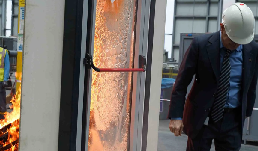 Çuhadaroğlu’nun Yangına Dayanıklı Kapı Testinde Patron Son Anda Kurtuldu: İş Güvenliği Tartışması Yarattı!