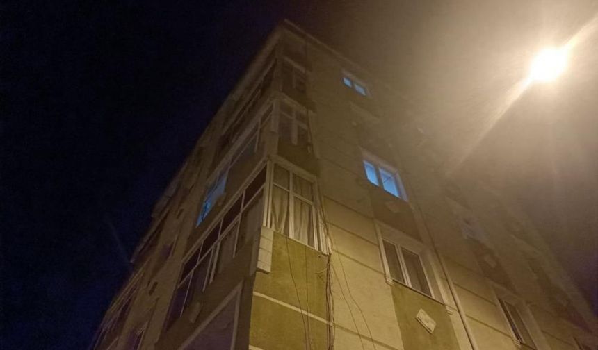 Esenler’de yangın ihbarına giden ekipler binada silahla vurulmuş 2 kişinin cesetlerini buldu