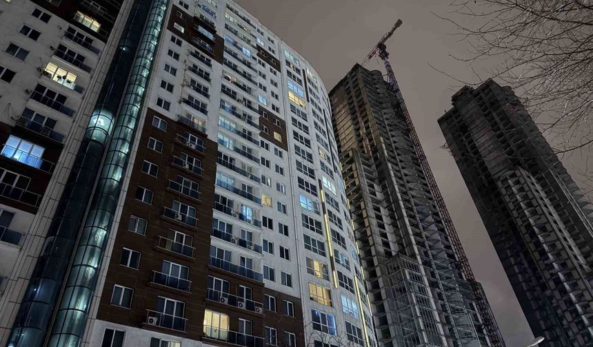 Esenyurt’ta bir sitede 2 kişi silahla vurulmuş halde ölü bulundu