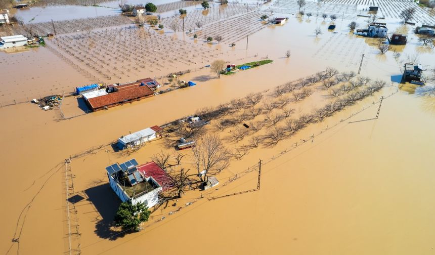 Gediz Nehri taştı, köprüler alarm veriyor