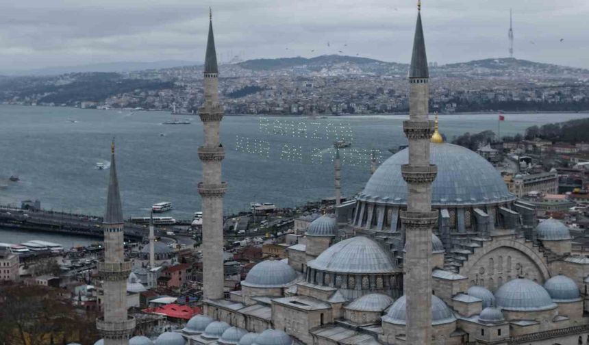 Ramazan-ı Şerif’in müjdecisi mahyalar İstanbul’u süslemeye başladı