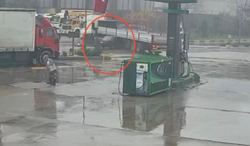 Turgutlu’da otomobil tırın altına ok gibi saplandı.