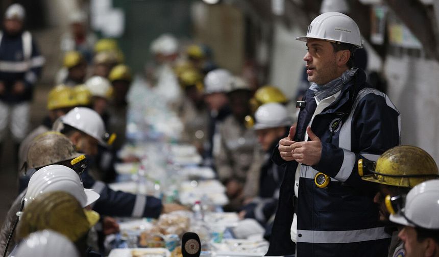 Bakan Bayraktar, madencilerle iftar yaptı