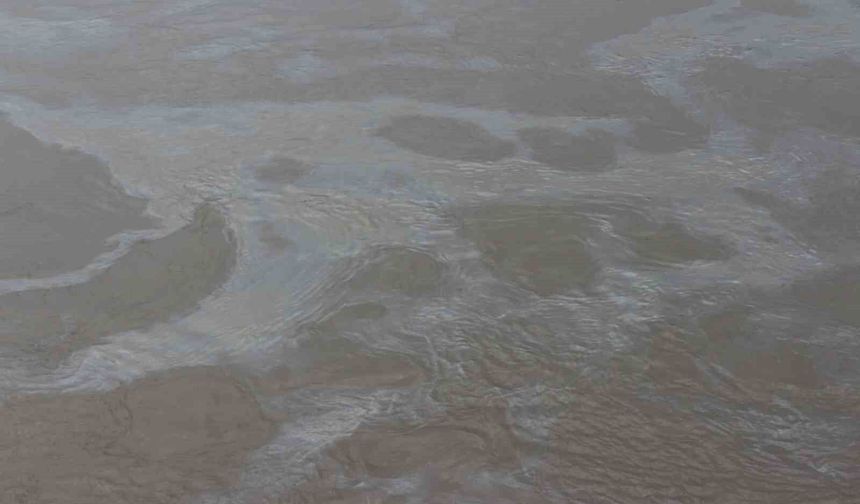 Cizre’de boru hattındaki sızıntı nedeniyle petrol Dicle Nehrine karıştı, ekipler arızayı giderdi