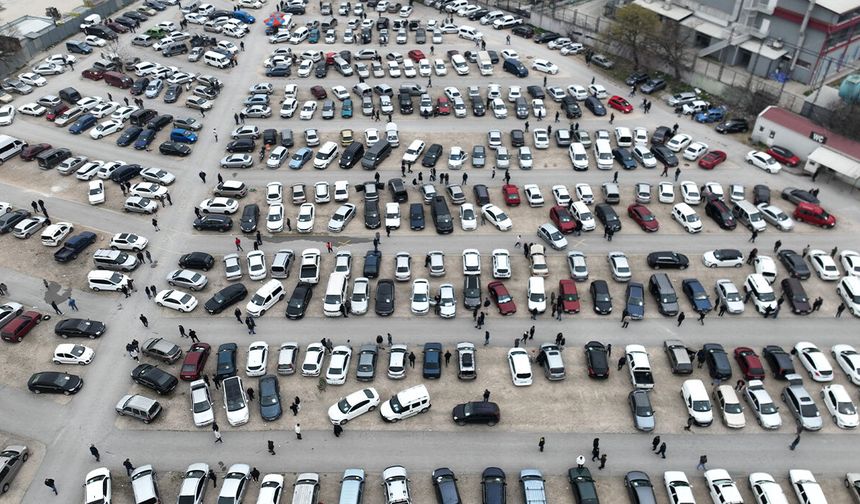 İkinci el oto pazarında buruk bayram
