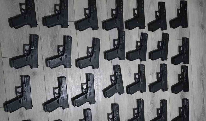 İstanbul’da gözaltına alınan kişinin evinden ve aracından 50 tabanca çıktı