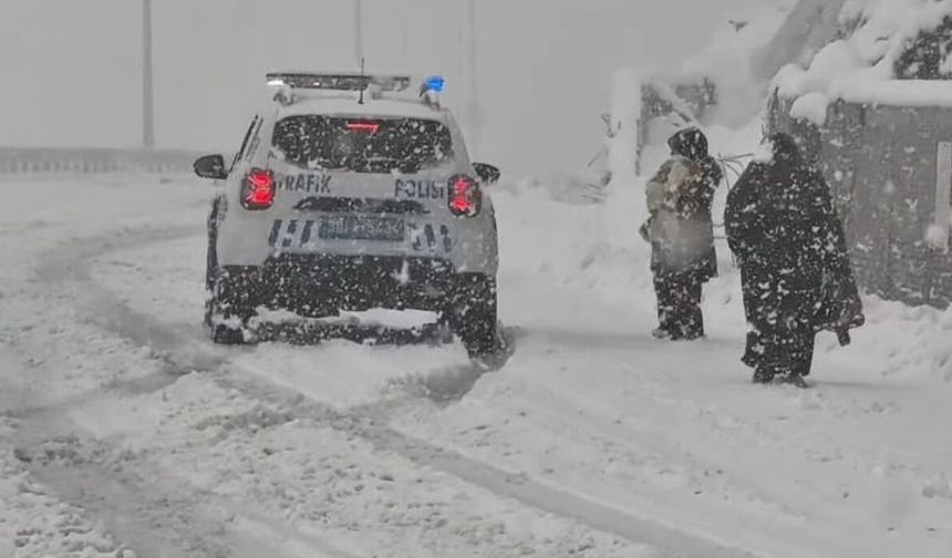 Karda mahsur kalan aileyi emniyet kurtardı
