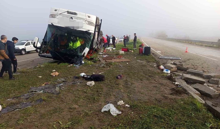 Kozan’da yolcu otobüsü devrildi: 2 ölü, 17 yaralı