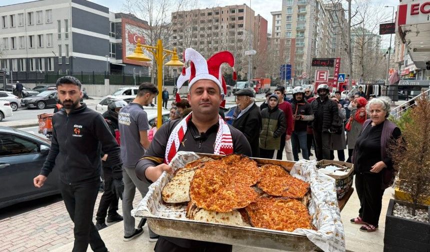 Lahmacun ustası "Maçı kazanırsak bin lahmacun dağıtacağım" dedi, sözünü tuttu