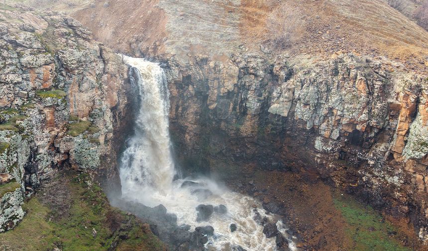 Muş’ta kar sularının erimesi ile şelale ve akarsular coştu
