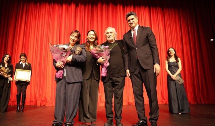 Ödülünü Müjdat Gezen’den alan Binnur Kaya gözyaşını tutamadı: ‘Rüyada gibiyim’