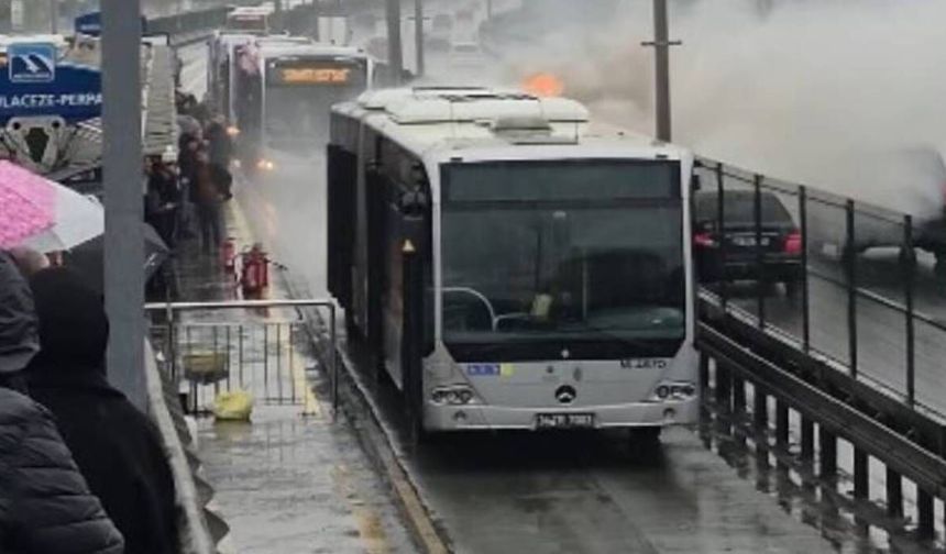 Şişli’de metrobüsün motor kısmında yangın çıktı