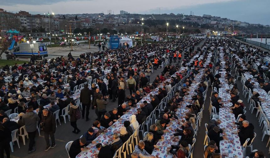 Tekirdağ’ın en büyük iftar sofrası: 8 bin kişi aynı anda orucunu açtı