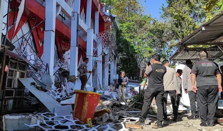 Endonezya'da 7.4 büyüklüğünde deprem: Tsunami uyarısı yapıldı