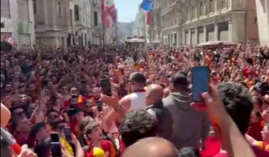 Galatasaray taraftarı, Taksim’de derbiyi bekliyor