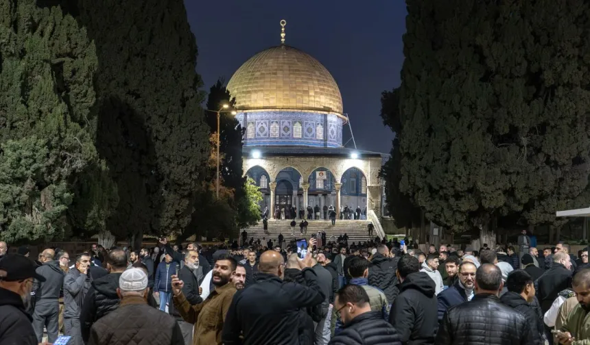 İsrail'in kapattığı Mescid-i Aksa, 41 gün sonra yeniden ibadete açıldı