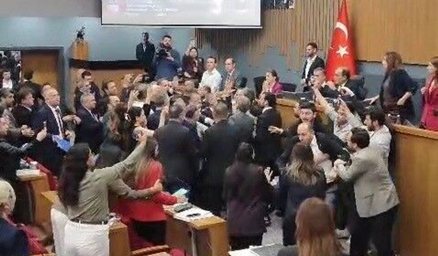 İzmir Büyükşehir Belediyesi Meclis Toplantısında arbede