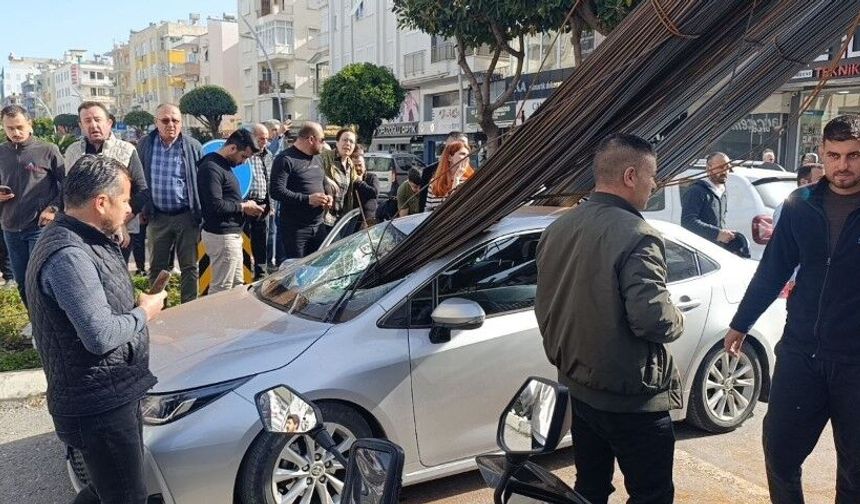 Kamyonun üzerindeki inşaat demirleri seyir halindeki otomobile ’ok’ gibi saplandı
