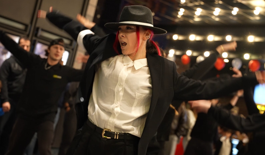 Michael Jackson Filminin Tanıtımı Flash Mob Dans Gösterisiyle Gerçekleşti