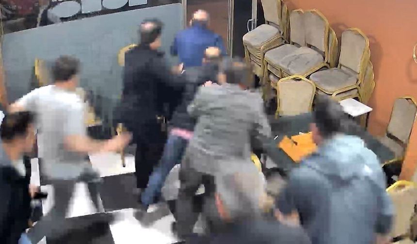 Otomobilden çıkan yüksek ses camları titretti kahvehanedekiler deprem korkusu yaşadı