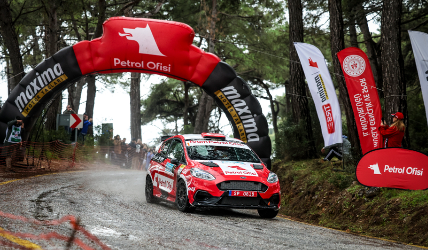 Team Petrol Ofisi pilotu Kerem Kazaz sezona podyumla başladı