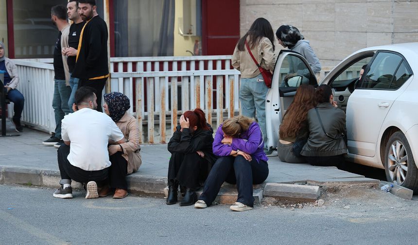 Yaralı öğrencilerin ailelerinin hastane önündeki bekleyişi sürüyor