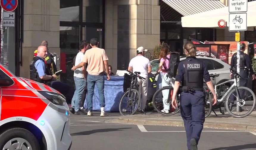 Almanya'da araç kalabalığın arasına daldı: 2 ölü, çok sayıda yaralı