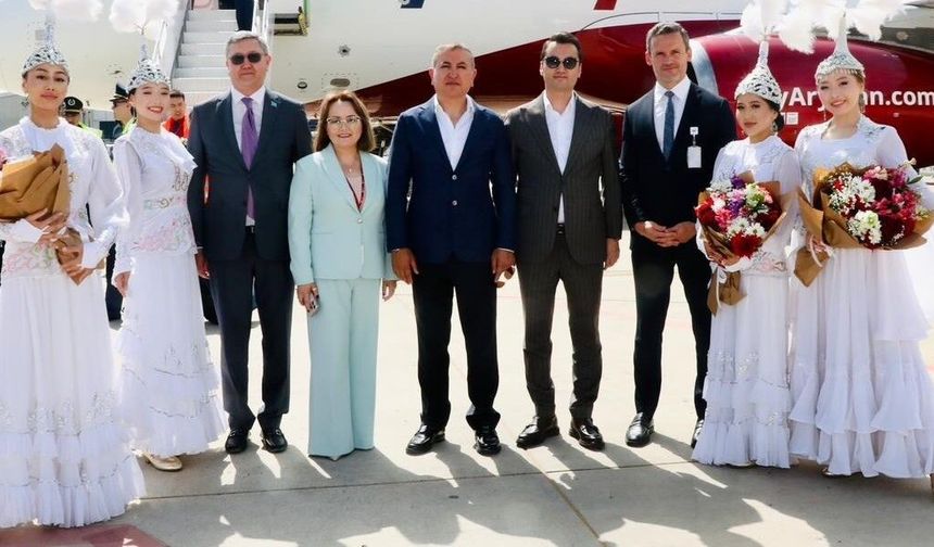 Almatı’dan Gazipaşa-Alanya Havalimanına ilk uçak seferi "su takı" seremonisiyle karşılandı