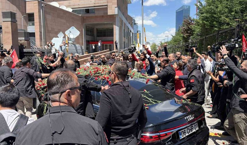 CHP Genel Başkanı Kılıçdaroğlu, Genel Merkez’de çiçeklerle karşılandı