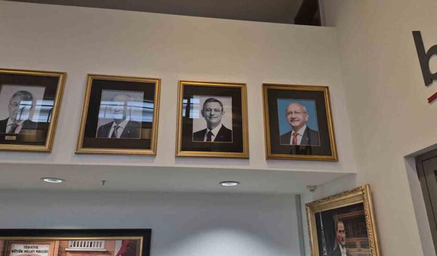 CHP Genel Merkezi’nde Kılıçdaroğlu’nun fotoğrafı tekrar asılıp, isimliği makam odasının kapısına takıldı