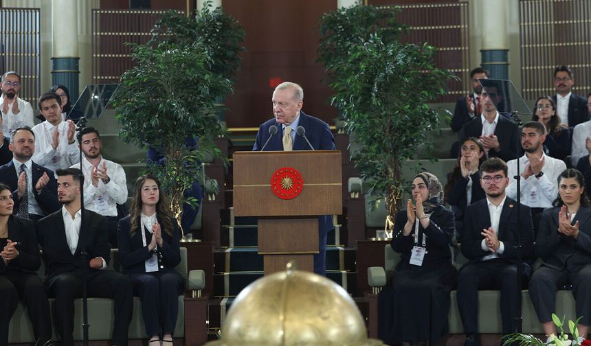 Cumhurbaşkanı Erdoğan, gençler ve milli sporcularla bir araya geldi