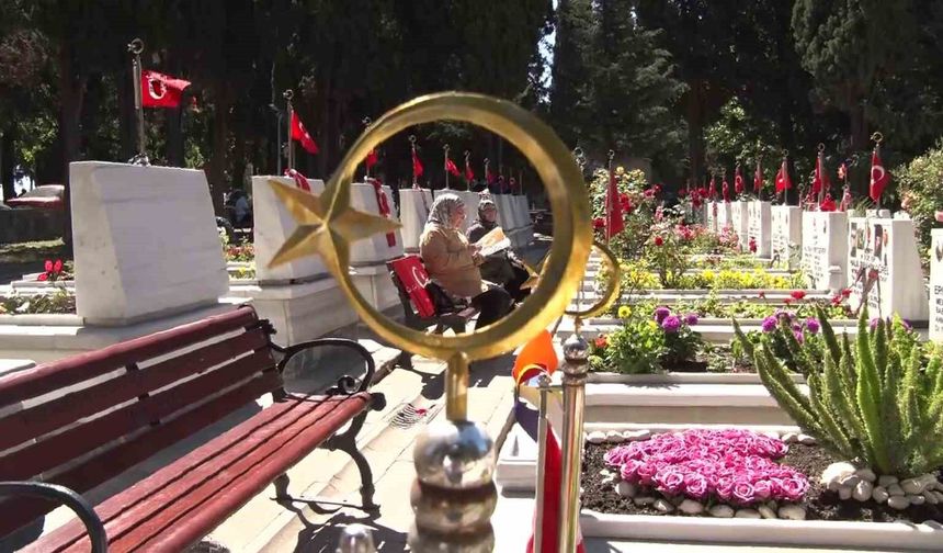 Edirnekapı Şehitliği’nde bayram ziyareti