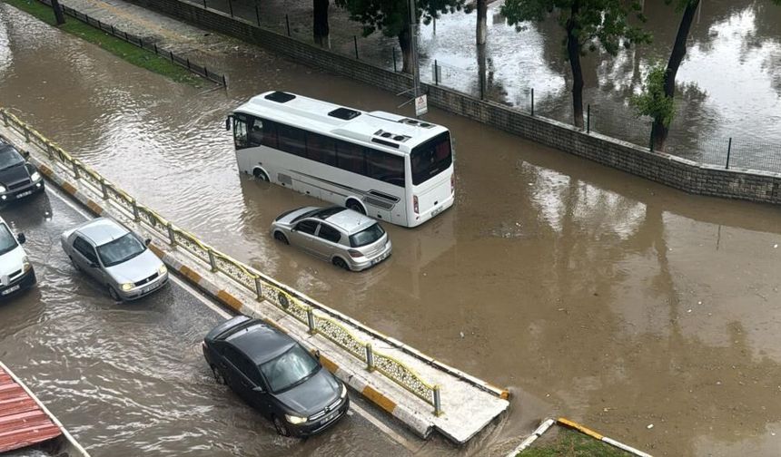 Edirne’de yollar göle döndü: Araçlar mahsur kaldı