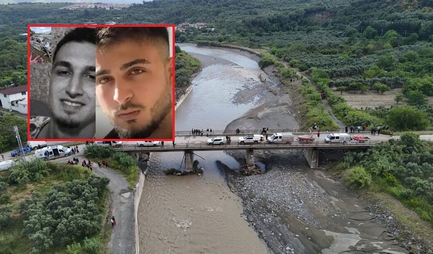 Karaçay nehri taştı, köprü çöktü, Araçlarıyla birlikte köprüden düşerek akıntıya kapılan 2 genç kayboldu