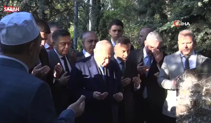 MHP lideri Bahçeli, Merhum Türkeş’in kabrini ziyaret etti