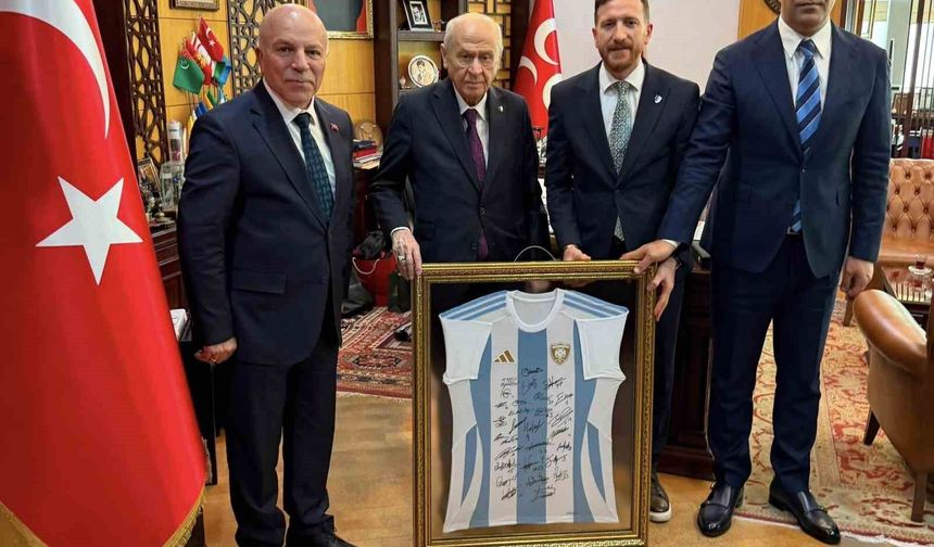 MHP lideri Bahçeli’ye Erzurumspor forması takdim edildi