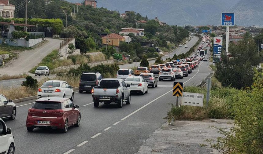 Tatilciler Muğla’ya akın etti: Araç kuyruğu 22 kilometreye ulaştı