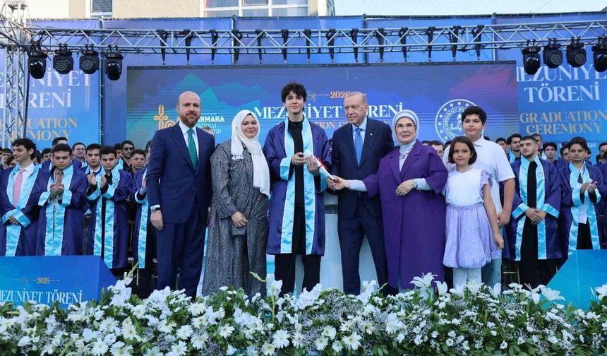 Cumhurbaşkanı Erdoğan, torunu Ömer Tayyip Erdoğan’a diplomasını takdim etti